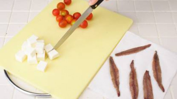 Lava bien los tomates y escurre.  Corta el queso de Burgos en trozos regulares y escurre bien las anchoas.