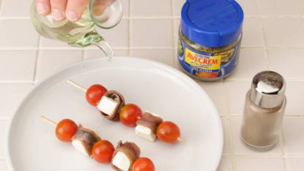 Espolvorea las brochetas con orégano, pimienta y el aceite de oliva con  Avecrem Verduras -30% de sal.  Sirve dos brochetas por comensal.