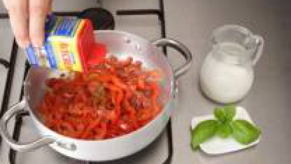 Primer paso crema fría de tomate, pimiento y albahaca