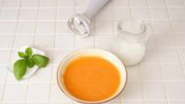 Segundo paso crema fría de tomate, pimiento y albahaca