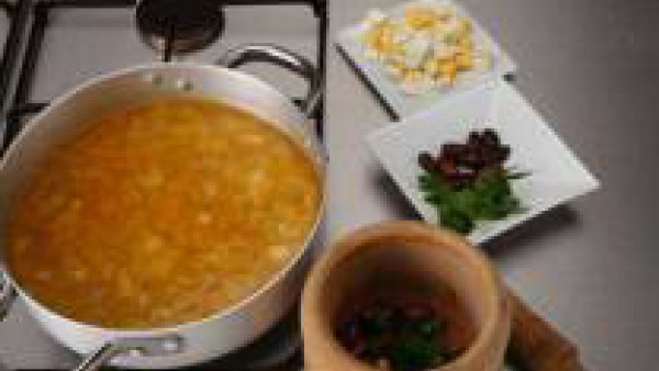 Pon una cazuela al fuego el caldo colado y cuando esté caliente, añade el arroz y los taquitos de jamón. 