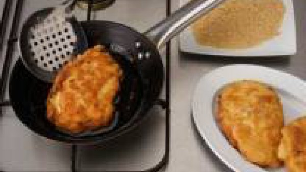 Pon una sartén al fuego con abundante aceite y cuando esté bien caliente, ve friendo los huevos empanados, hasta que estén bien doraditos, entonces sácalos y déjalos escurrir. Sirve con Tomate Frito G