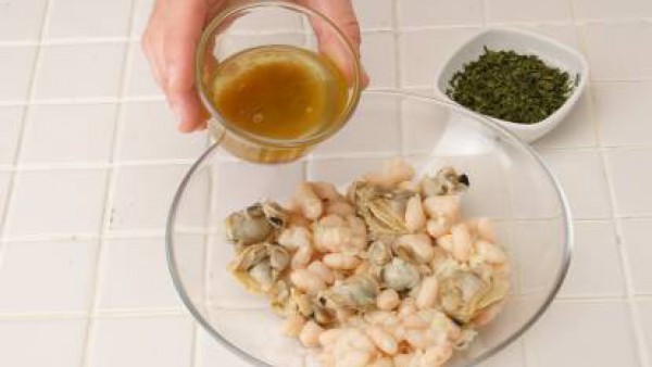 Mezcla el aceite, el vinagre y el Avecrem. Vierte esta mezcla sobre las alubias y decora con las aceitunas y los filetes de anchoa. Coloca la fuente en el frigorífico hasta el momento de servir.