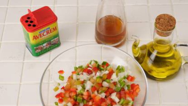 Mezcla todo en un bol y prepara una vinagreta con aceite, vinagre y Avecrem Caldo de Pollo desmenuzado. Riega bien la ensalada. 