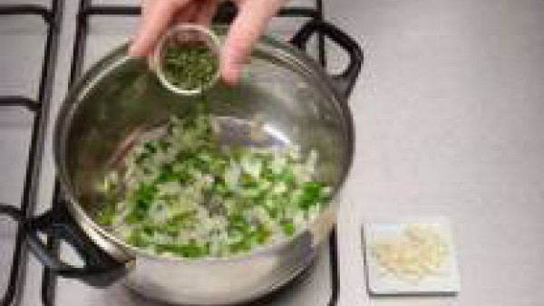 Fríe la cebolla picada y los pimientos verdes cortados, hasta que estén doraditos.  Añade el ajo picadito y el perejil y deja sofreír un poco más.