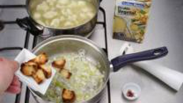 En una cazuela cuece la coliflor con el litro de Caldo Casero de Verduras 100% Natural.  Mientras, dora en otra cazuela con aceite, la cebolleta, los puerros y los ajos bien picaditos. A continuación,