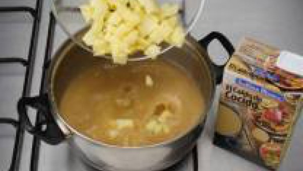 Pon en una cazuela a calentar el Caldo Casero de Cocido 100% Natural, añade las patatas cortadas en pequeños cuadrados y deja cocer unos minutos.