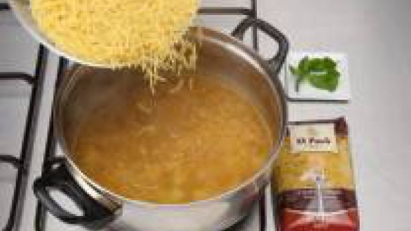 Incorpora los fideos finos y la hierbabuena y deja cocer unos tres minutos más.