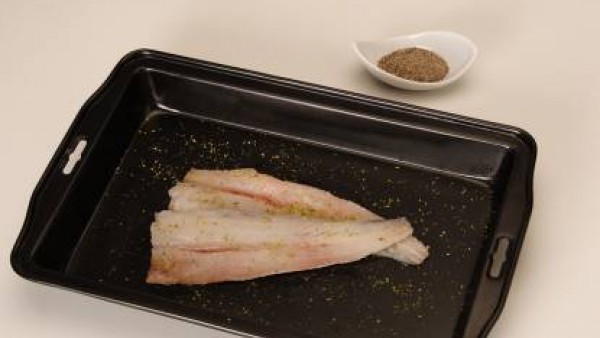 Coloca la merluza en una fuente de horno con un poco de aceite. Dora el Sofrito de Tomate y Cebolla y los champiñones troceados (reserva unos cuántos) y añade al final una pizca de Avecrem Ajo y Perej