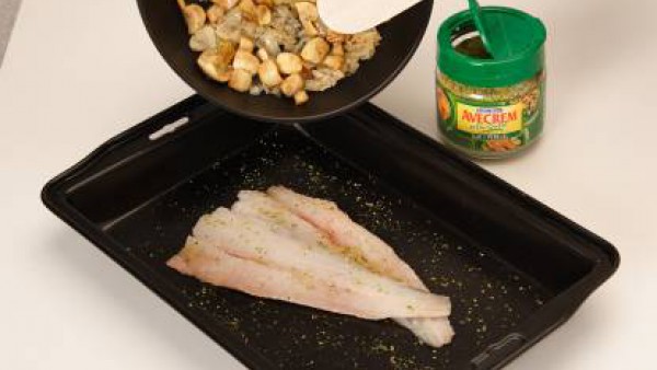 Cubre con esta mezcla mezcla la merluza. Cuece al horno, previamente precalentado, durante 8 o 10 minutos.