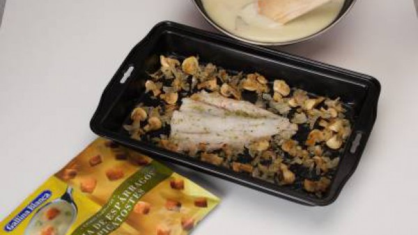 Mientras tienes el pescado en el horno, prepara la salsa: pon en un cazo la mantequilla y rehoga en ella 1/2 sobre de Crema de Champiñones Gallina Blanca y algunos champiñones que teníamos reservados,