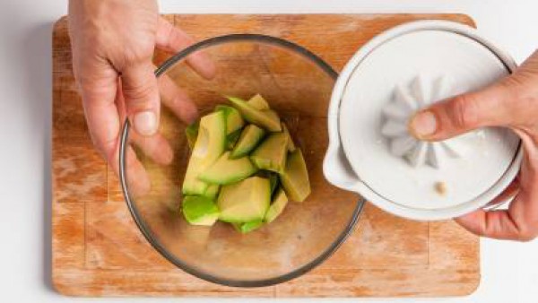 Tritura la pulpa del aguacate con el resto de ingredientes durante tres minutos a velocidad alta, hasta que quede una crema muy fina.