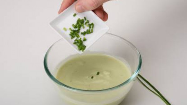 Sirve muy frío decorado con cebollino picado. También admite cilantro y tomate picado.