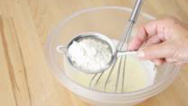 Bate los huevos con el azúcar hasta que doblen su volumen. Después, añade el yogur y mezcla con cuidado. Incorpora la harina a través de un colador, junto con la levadura y a intervalos añadir el acei