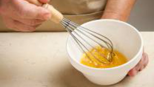 Prepara una vinagreta con el aceite y la mostaza. ¡Ahora, a disfrutar!