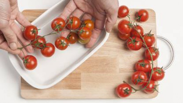 Pon en remojo los tomates cherry secos en agua templada. 
