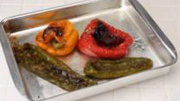 Lava y seca los pimientos.  Colócalos sobre la placa (previamente forrada con papel de horno).  Espolvoréalos con un poco de sal gorda. Después ásalos durante unos 45 min. en el horno precalentado a 2