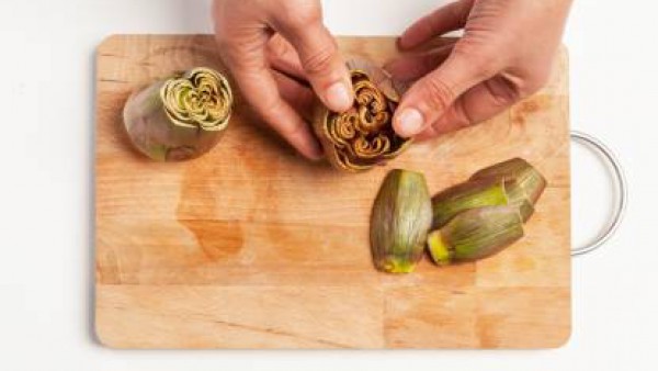 Enjuaga las alcachofas para eliminar el líquido de conservación. Escúrrelas muy bien y pártelas por la mitad. Raspa las zanahorias, lávalas y córtalas en rodajitas.  Pela las cebollitas y las patatas.