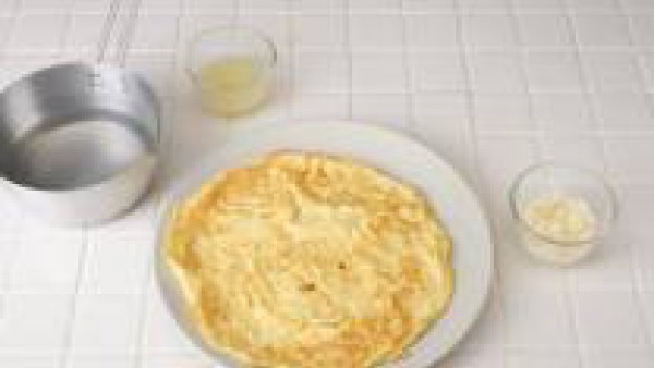 Casca los huevos en un bol, bátelos junto con el Parmesano y una pizca de sal y cocer una tortilla fina con un poco de aceite. Coloca la gelatina en un bol seco con 100 ml. de agua fría. Pon a hervir 