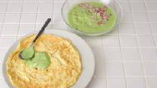 Incorpora el jamón en dados a la crema de guisantes y úntala sobre la tortilla. Enróllala, córtala en rodajas de 2 cm de grosor y disponerlas sobre una rejilla. Cuando la gelatina empiece a tener la c