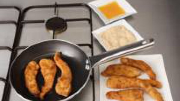 Retíralas con la ayuda de una espumadera y déjalas escurrir sobre papel absorbente. Sirve las pechugas con una salsa de tomate casera en salsera aparte y con una ensalada refrescante a base de lechuga