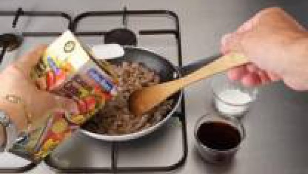 Sazona las carnes y el sofrito, diluye la haina de maíz en el vino y añádelo a la sartén junto al Caldo Casero de Carne 100% Natural. Deja que los líquidos se reduzcan hasta obtener una buena textura 
