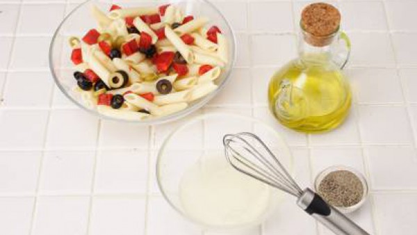 Añade el pimiento y las aceitunas a la pasta.