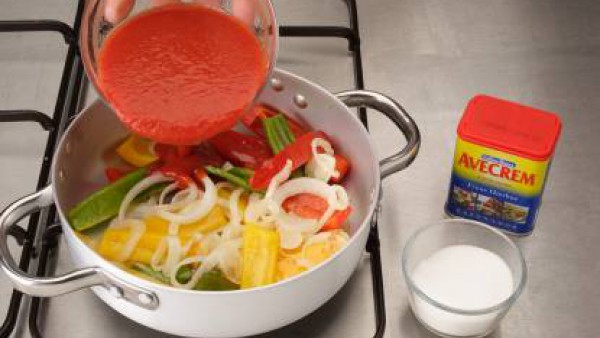 Incorpora el tomate triturado, el azúcar y sazona con Avecrem Caldo de Pollo.