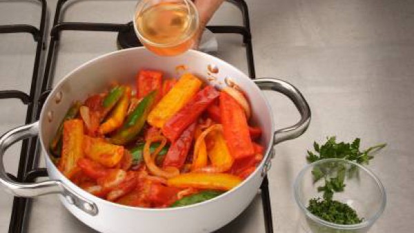 Añade al sofrito el vino blanco, remueve y déjalo 1 minuto a fuego vivo, para que se evapore.