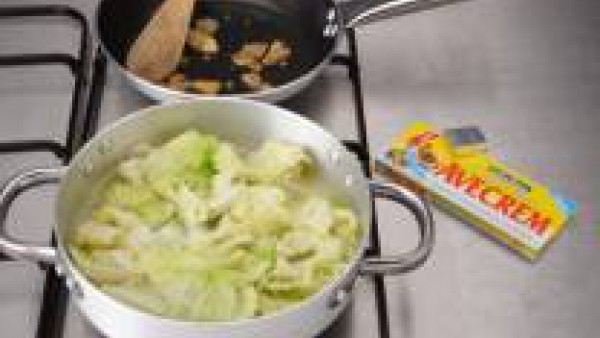 Corta el tronco del repollo.  Separa las hojas, lávalas y trocéalas. Pela las patatas, lávalas y córtalas también en trozos. Cuece el repollo en agua con una pastilla Avecrem Dúo Legumbres Estofadas, 