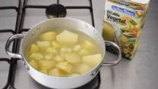 Cuece las patatas en 1 brick de Caldo Casero de Verduras 100% Natural durante 15 minutos, hasta que estén muy tiernas. Aparta un poco de repollo y algunos trozos de patata y pasa el resto por la batid