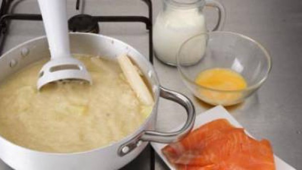 Deja que espese un poco y salpimenta al gusto. Se puede decorar cada plato con la mitad de la loncha de salmón y la otra mitad picada muy pequeñita añadida a la crema.
