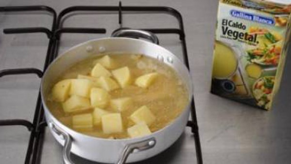 Tapa la olla y deja cocer hasta que la patata esté cocida.  Seguidamente, tritúralo y pásalo por el colador chino o tamiz y volver a ponerlo en la misma olla.  Cuando el conjunto vuelva a hervir, añad