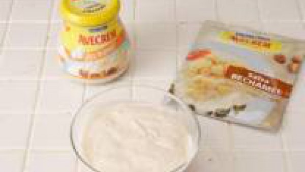 Prepara el sobre de Mi Salsa Bechamel, según las instrucciones del sobre.  Una vez hecha, cubre el fondo de una fuente refrectaria con ella, y dispón encima las espinacas. Crea 4 huecos. Casca un huev