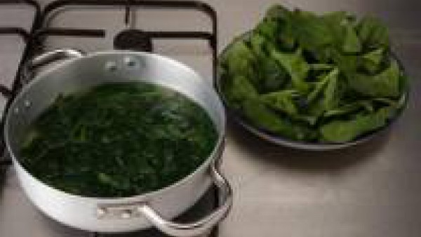 Limpia las espinacas, lávalas y ponlas en una cazuela con agua durante 5 min. aproximadamente. Escúrrelas bien y reserva. Pela el diente de ajo y dóralo entero con 2 cucharadas de aceite.