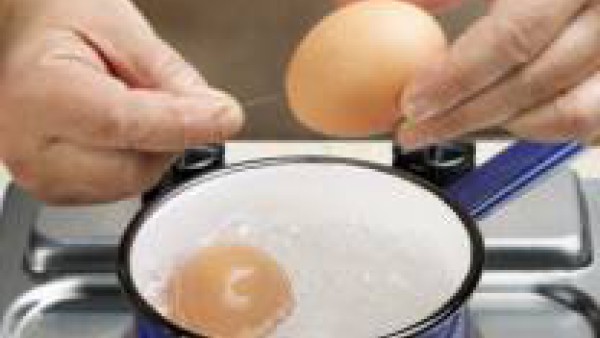 Cocina los huevos duros: 12 minutos en agua hirviendo. 