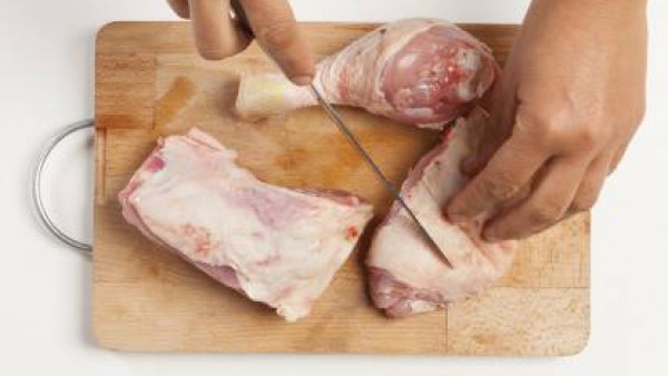 Limpia el pollo, sazona con pimienta por dentro y por fuera y coloca en su interior las pastillas de Avecrem Caldo de Pollo -30% Sal desmenuzadas y el limón pinchado varias veces con un tenedor. Cerra