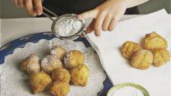 Colócalos sobre papel de cocina y rebózalos con azúcar cuando hayas escurrido el aceite. Es mejor consumirlos un poco calientes.