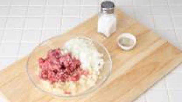 Mezcla la carne picada junto con el pan remojado en leche, el huevo entero, añade los piñones y las pastillas de Avecrem desmenuzadas. Trabaja hasta obtener un compuesto homogéneo y forma albóndigas d