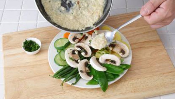 Dispón todas las hortalizas cocidas en una fuente. Espolvorea con el perejil picado y una pizca de pimienta y riega con la salsa obtenida. Sirve.
