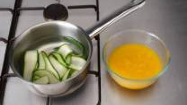En una cacerola pon agua a hervir con la pastilla de Avecrem. Mientras tanto pela las patatas, la zanahoria y la cebolla y trocéala. Cuece durante unos 10 minutos.  Escurre y reserva el agua de cocció