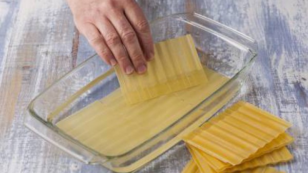 Precalienta el horno a 200º. Hidrata las placas de lasaña, tal como se indica en el envase.  Prepara la bechamel, con la leche, según las instrucciones del sobre. En una sartén, con un poco de mantequ