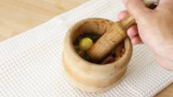 Saltea el sofrito, deja reducir un poco y retira. Fríe las 2 rebanadas de pan en aceite de oliva y haz un "Majado": machacándolas con el sofrito, ajo, perejil y la yema del huevo duro.