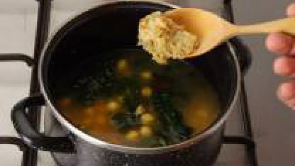 Pon el caldo a calentar en una olla. Incorpora los garbanzos escurridos y lavados, con las espinacas, 1/2 cucharadita de pimentón, y el majado.