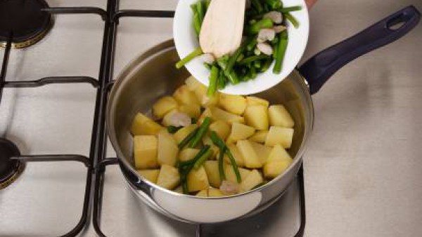 Pela y corta las patatas en tacos y dóralas en la olla con aceite.