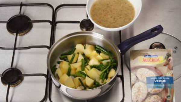 Añade el salteado de espárragos, ajetes y gambas y sigue rehogando unos minutos más.