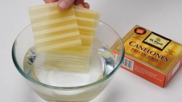 Hidrata las placas de canelones según las instrucciones del envase. En una cazuela con un poco de aceite, sofríe la cebolla y reserva. En un bol, mezcla el atún con la cebolla, las olivas troceadas, u