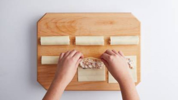 Añade la crema de leche, espera a que hierva, y obtén una pasta fina. Rellena los canelones, cubre con salsa bechamel hecha con caldo de pescado, espolvorea con queso y gratinar.