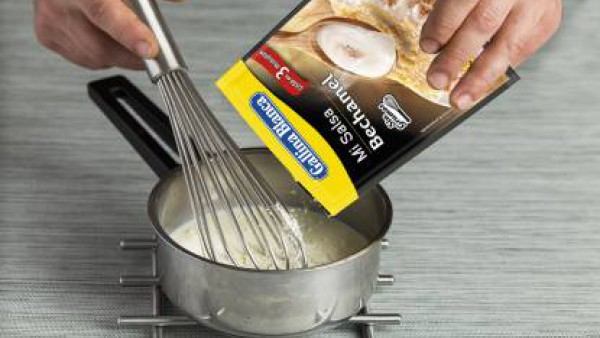 Luego añade la salsa bechamel espesa, para ligar.  Mezcla bien.  En una fuente apta para horno, pon una capa de lasaña, y extender encima la masa obtenida. Alterna capas de placas y relleno hasta term