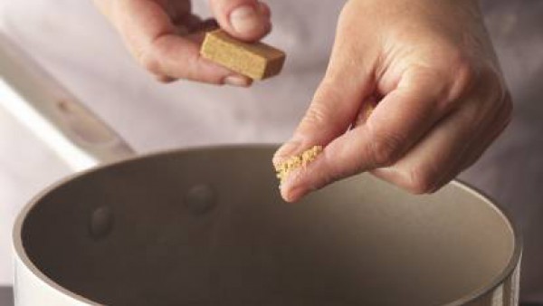Hierve la pasta en abundante agua caliente con la pastilla de Avecrem Caldo de Pollo. Escúrrela, añade un chorrito de aceite y reserva.